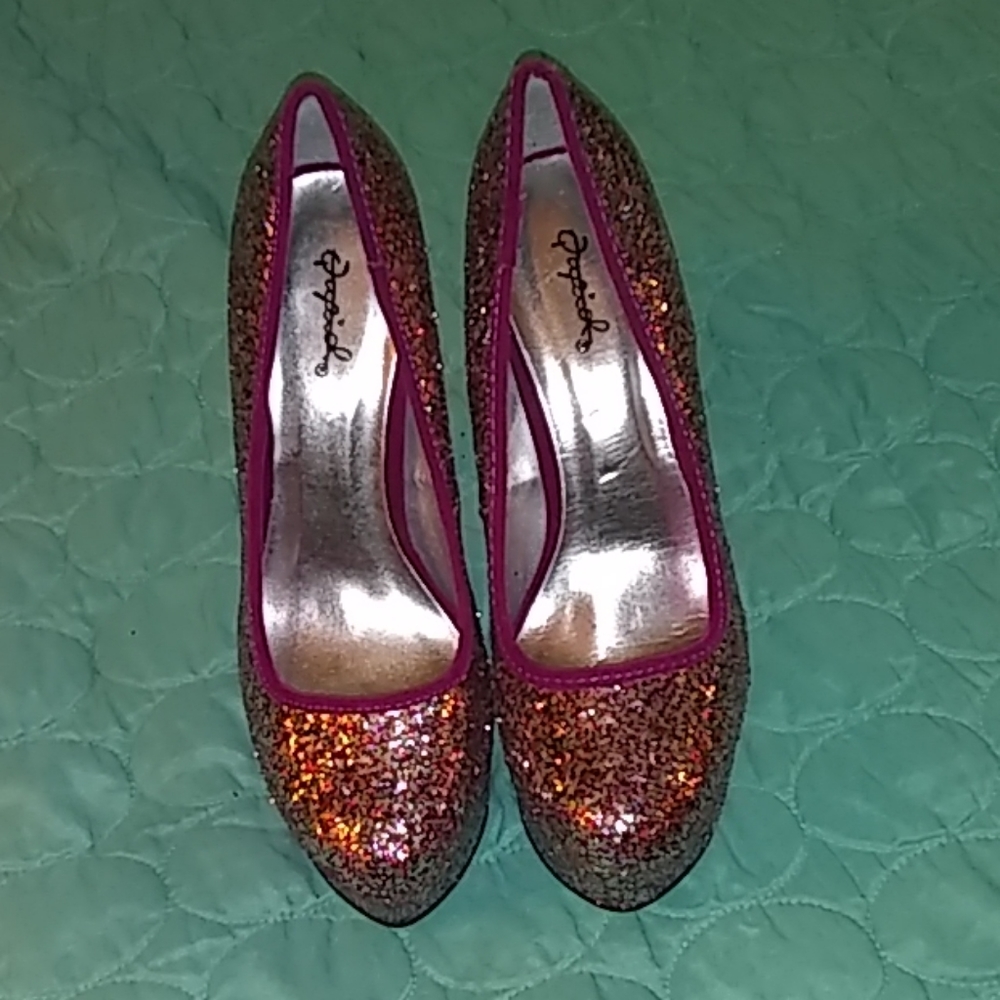 New Women's Size 7 Qupid Pumps
